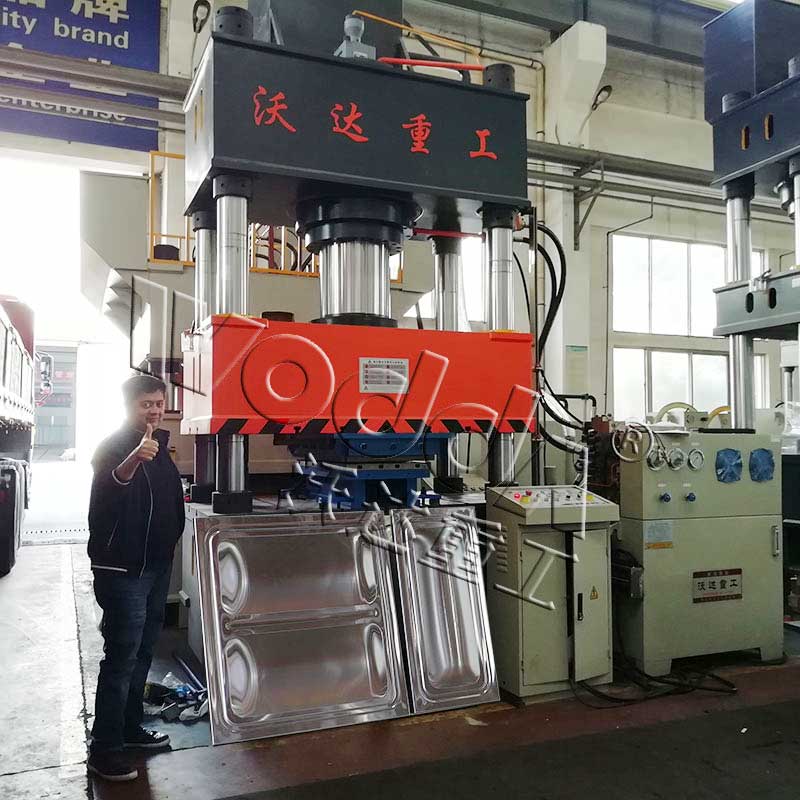 水(shuǐ)箱闆液壓(yā)機