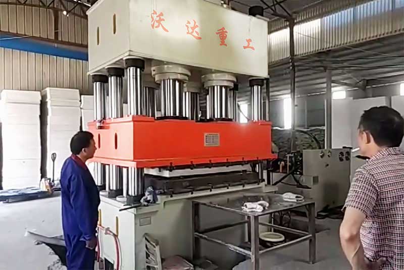 2000噸壓(yā)濾機濾(lǜ)闆(pǎn)成型(xíng)液壓機