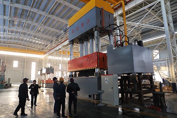 2500噸(dūn)複合(hé)材料成型(xíng)液壓機_大型四柱液壓(yā)機廠家