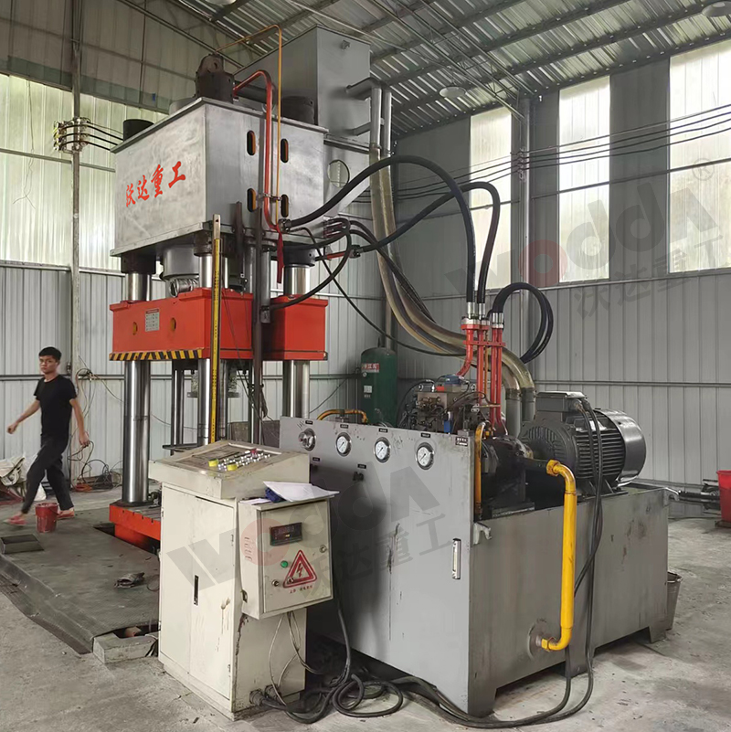 石(shí)墨坩埚(guō)自(zì)動化(huà)生産線(xiàn)_2000噸坩埚液壓機(jī)_200噸液壓機廠家(jiā)