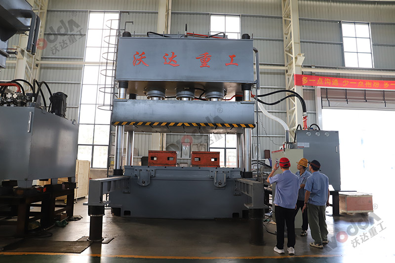1200噸汽(qì)車配件成型(xíng)液(yè)壓機（帶移(yí)動工(gōng)作台(tái)）