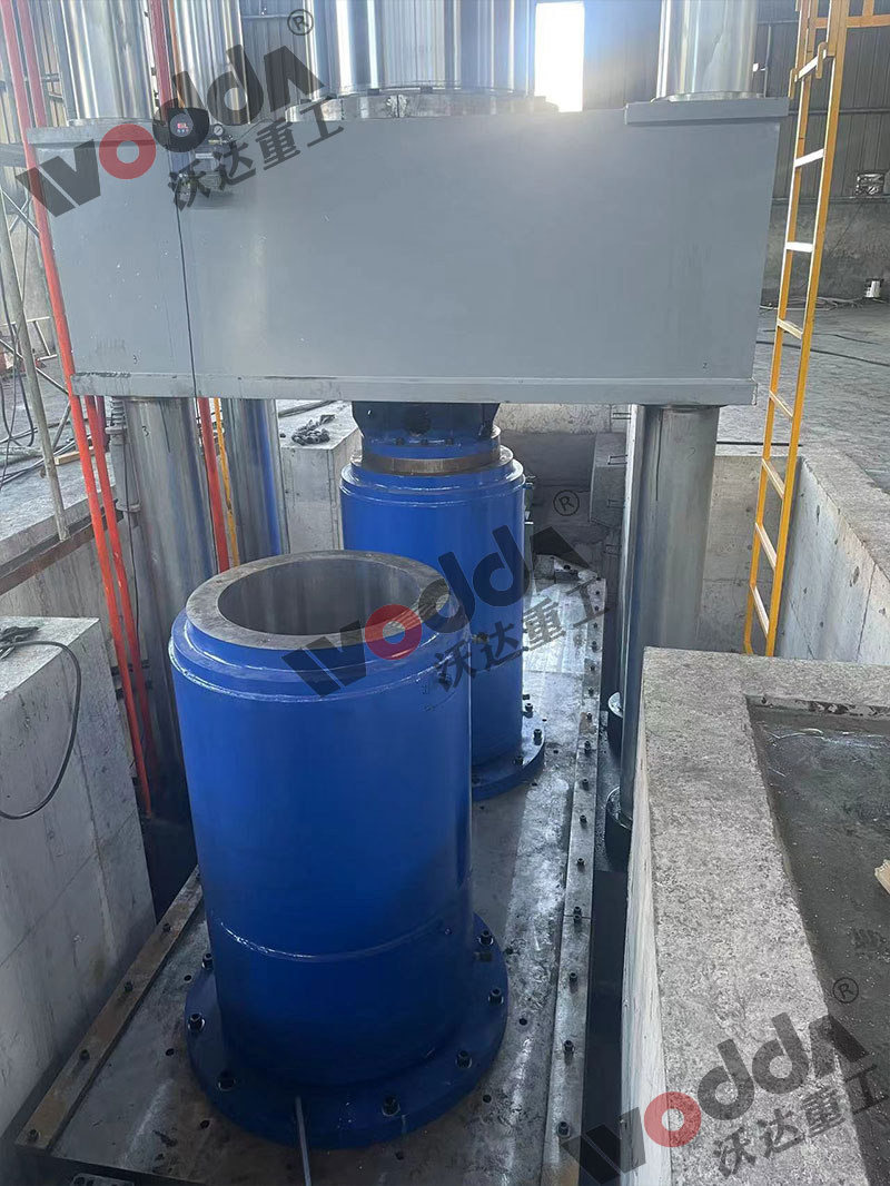 2000噸石墨坩埚液壓機(jī)模具