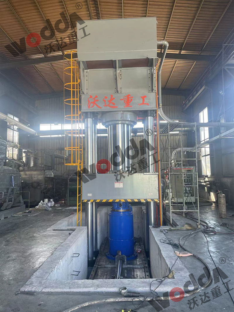 2000噸石(shí)墨(mò)坩埚液(yè)壓機