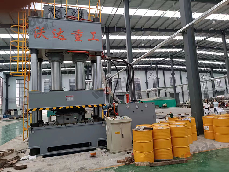 800噸四柱液壓機(jī)客戶(hù)現場圖(tú)