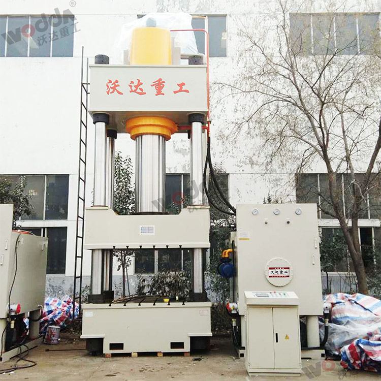 1000噸常(cháng)規四(sì)柱液(yè)壓機(jī)