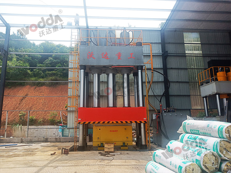 2000噸玻璃(lí)鋼(gāng)成型液壓(yā)機