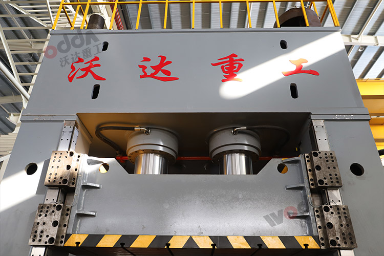 2000噸框架(jià)液壓(yā)機（滑(huá)塊、活塞）