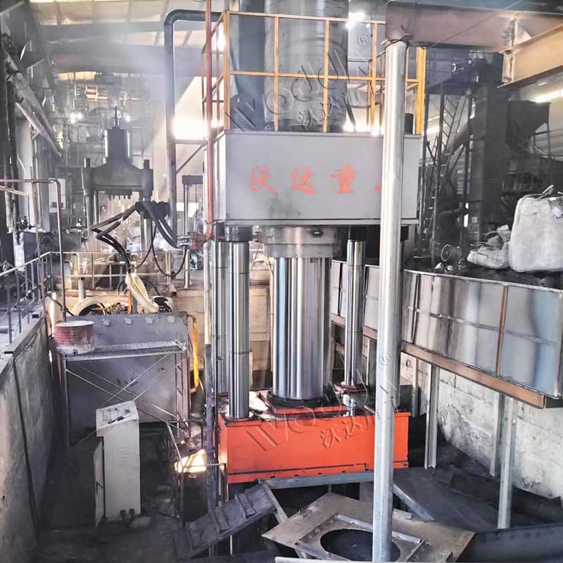 1600噸石墨坩(gān)埚生(shēng)産設備