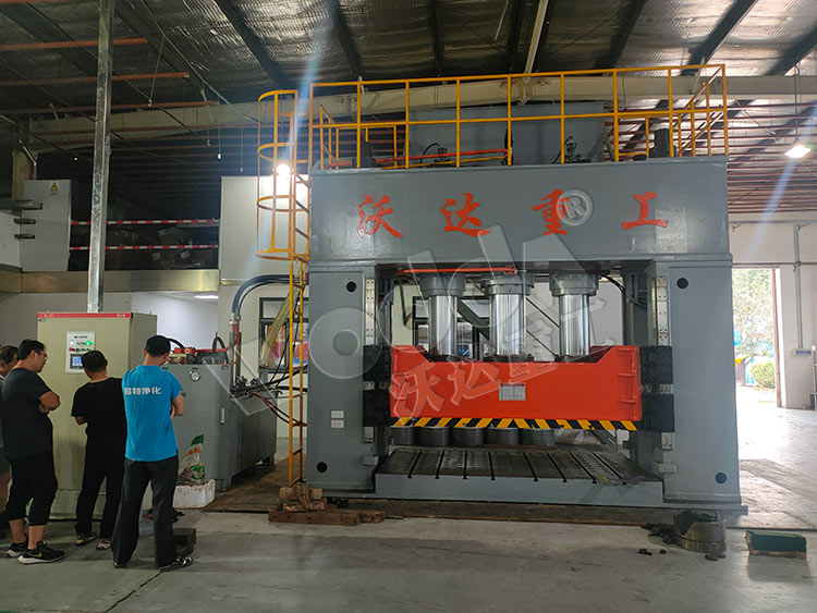 1000噸框架(jià)式薄闆(pǎn)拉伸液壓(yā)機客戶現場