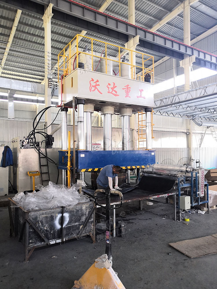 1000噸複合材料熱(rè)壓成型液壓(yā)機