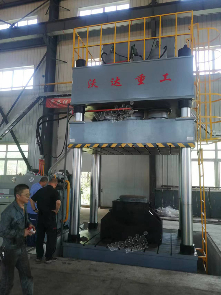 1000噸鋼管(guǎn)折(shé)彎成型液壓(yā)機試(shì)機