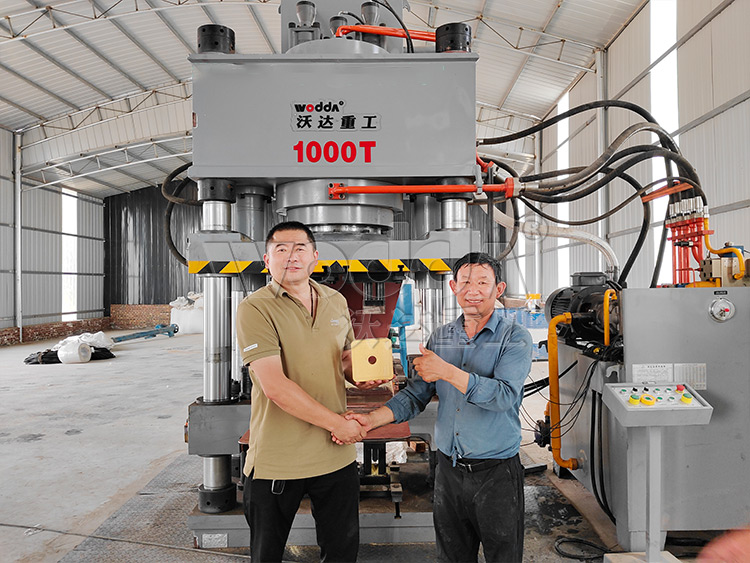 全自(zì)動鹽(yán)磚機試機成功(gōng)
