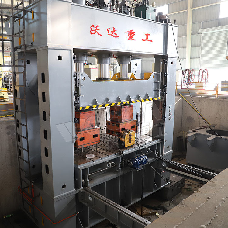 630噸框(kuàng)架式液壓機車(chē)間試機