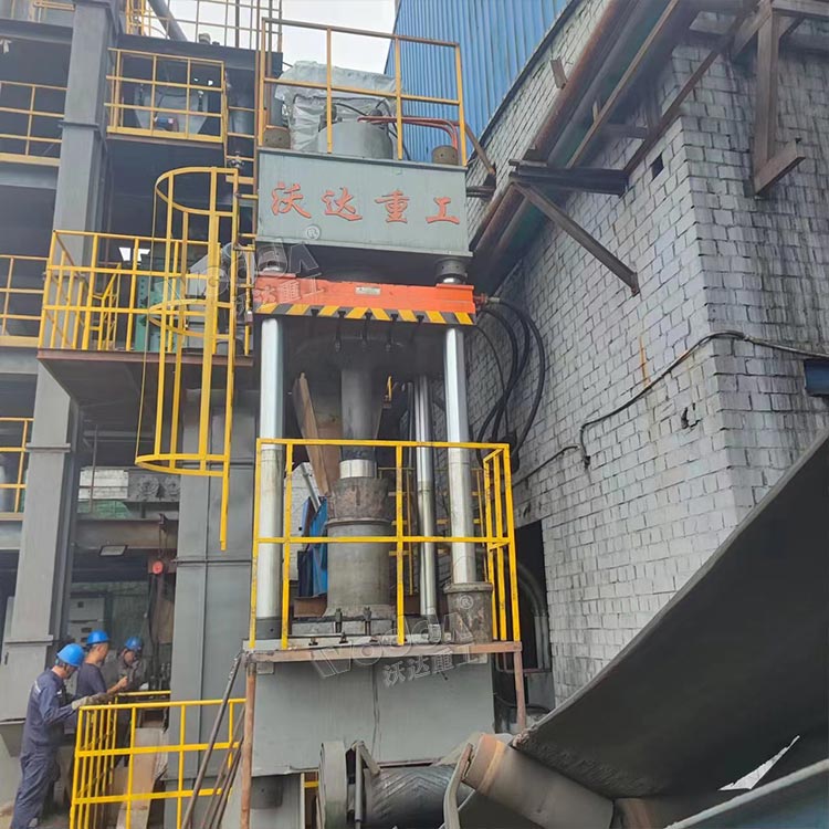 630噸三(sān)梁四柱液壓機(jī)