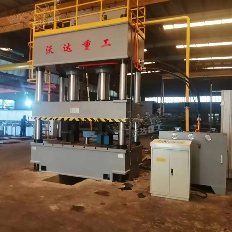 630噸四(sì)柱液壓機(jī)客戶(hù)現場(chǎng)圖