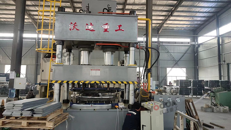 500噸汽車配件拉(lā)伸(shēn)液壓機(jī)客戶(hù)現場
