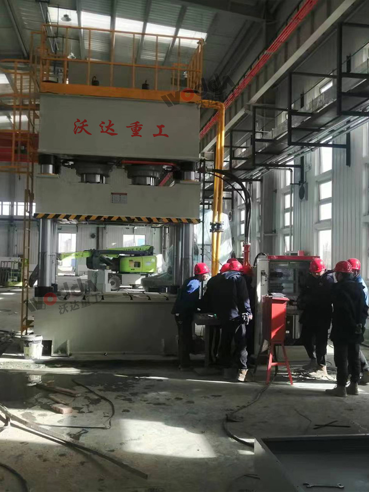 1000噸四(sì)柱液(yè)壓機現場調試(shì)