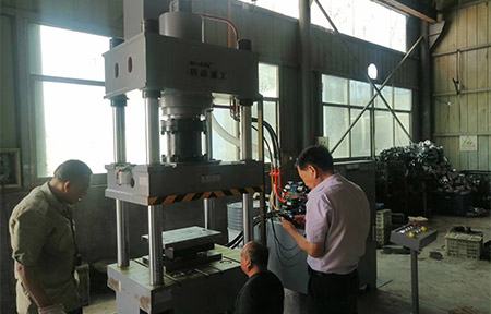 200噸不(bú)鏽鋼(gāng)離心風機(jī)成型液(yè)壓(yā)機